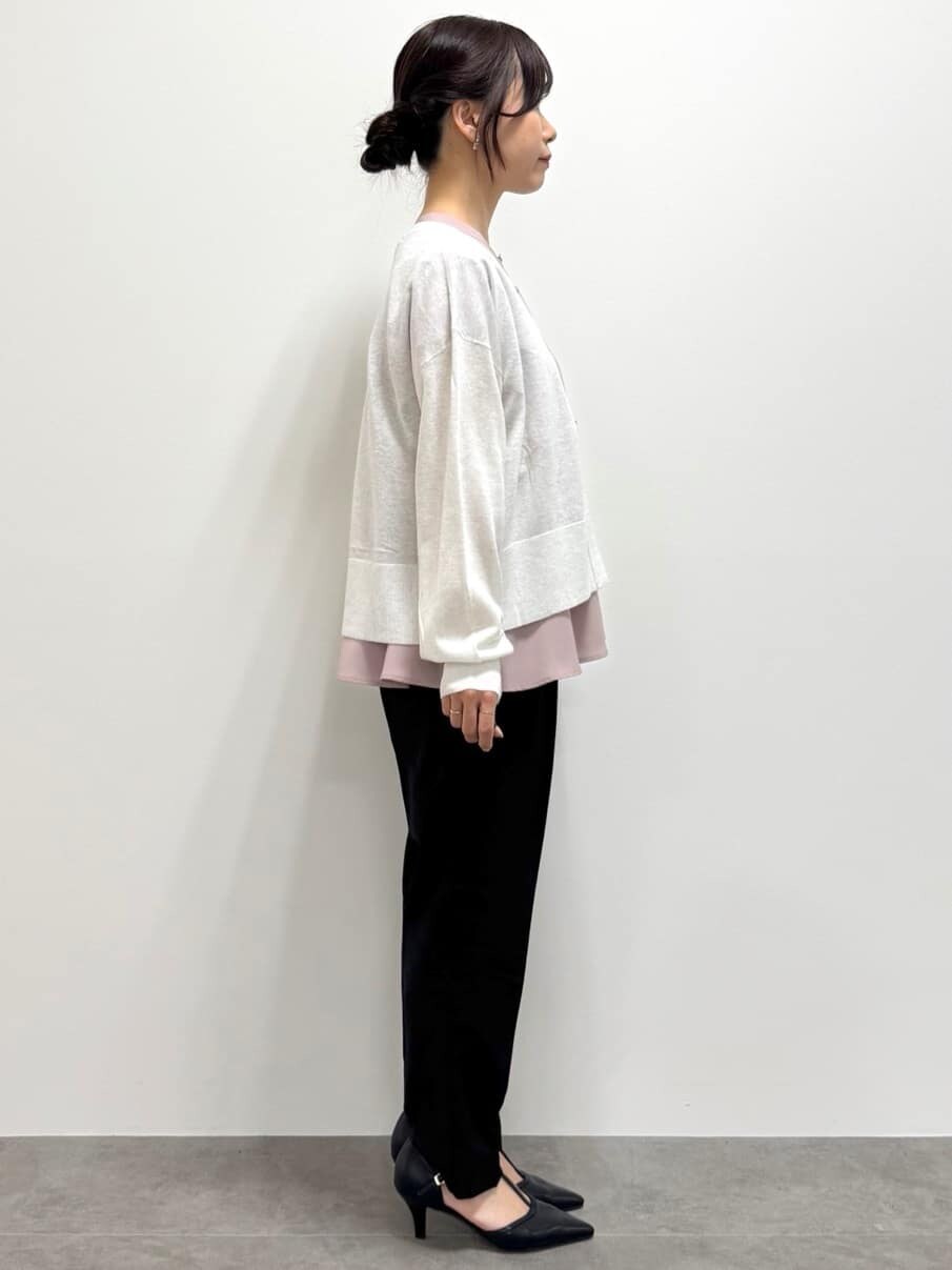 ホワイト系のカーディガン/ボレロ、ピンク系のシャツ/ブラウス、ブラック系のその他パンツを着用したレディースの夏コーディネートの4枚目の写真