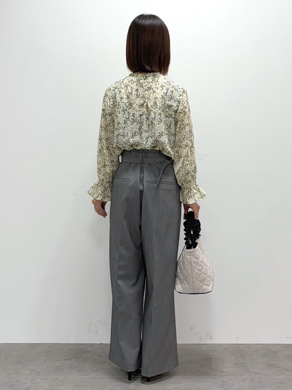 ベージュ系のシャツ/ブラウス、グレー系のその他パンツ、ホワイト系のショルダーバッグを着用したレディースの秋コーディネートの3枚目の写真