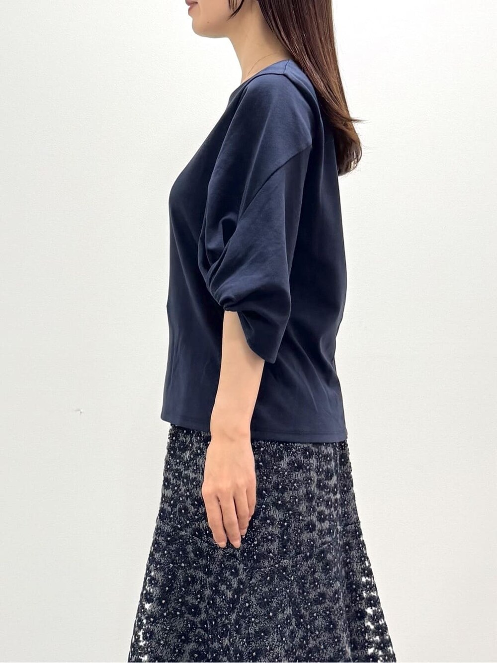 ブルー系のTシャツ/カットソー、ブルー系のスカート、ホワイト系のトートバッグを着用したレディースの秋コーディネートの7枚目の写真
