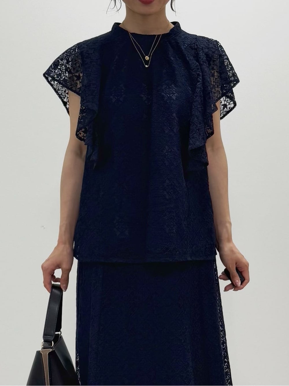 ブルー系のシャツ/ブラウス、ブルー系のスカート、ブラック系のショルダーバッグを着用したレディースの夏コーディネートの3枚目の写真