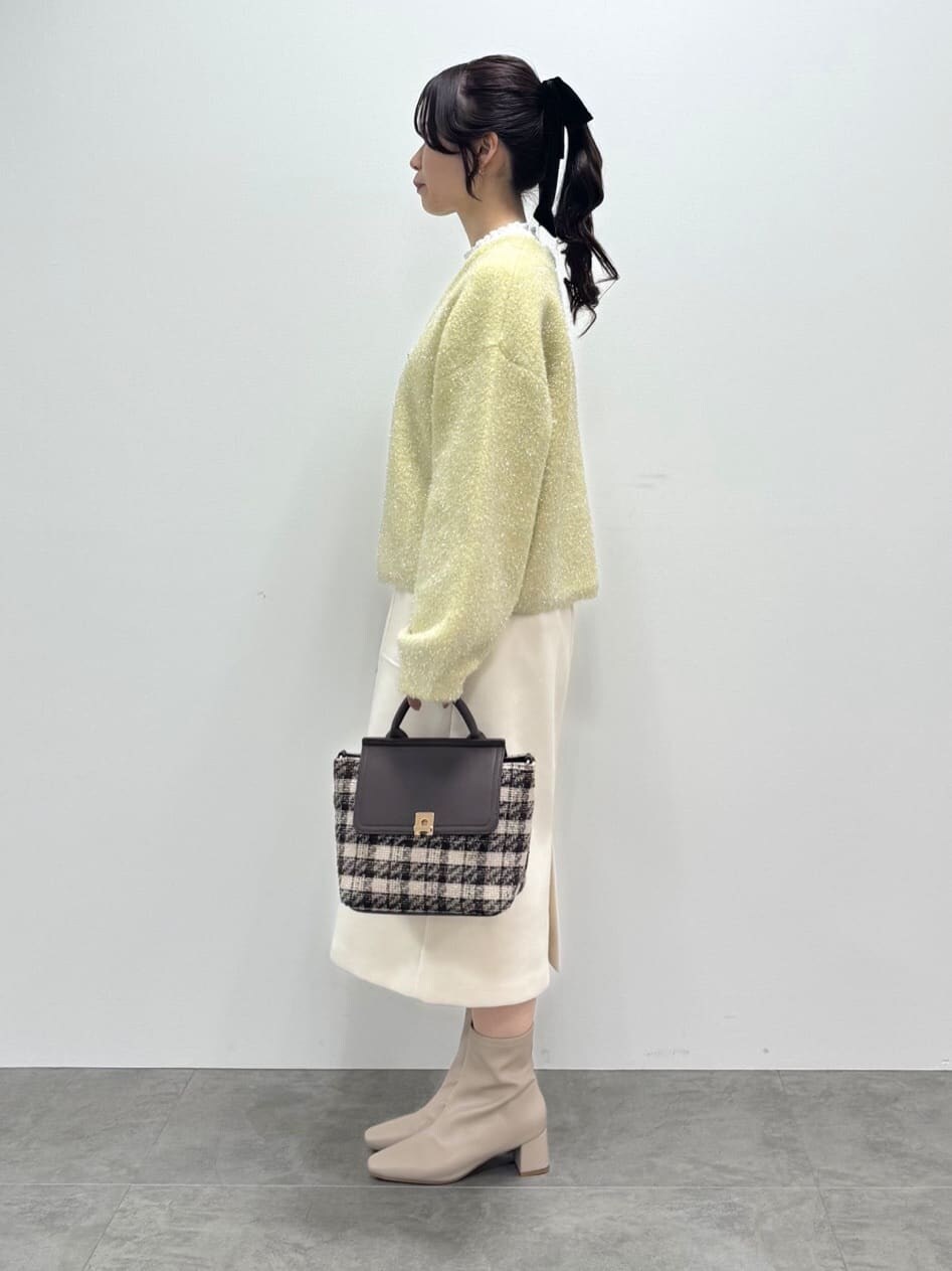 イエロー系のカーディガン/ボレロ、ホワイト系のTシャツ/カットソー、ホワイト系のスカートを着用したレディースの秋コーディネートの2枚目の写真
