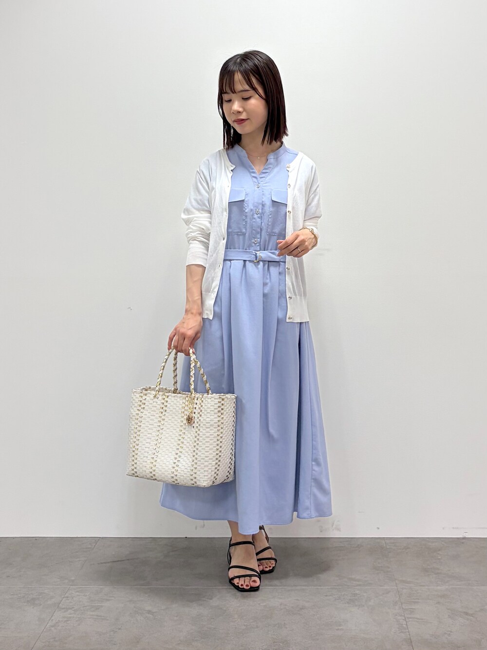 ホワイト系のカーディガン/ボレロ、ブルー系のワンピース、ホワイト系のトートバッグを着用したレディースの春コーディネートの5枚目の写真