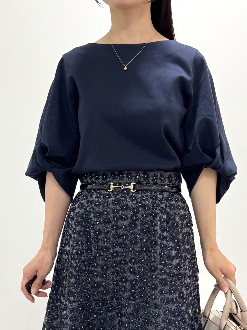 ブルー系のTシャツ/カットソー、ブルー系のスカート、ホワイト系のトートバッグを着用したレディースの秋コーディネートの5枚目の写真
