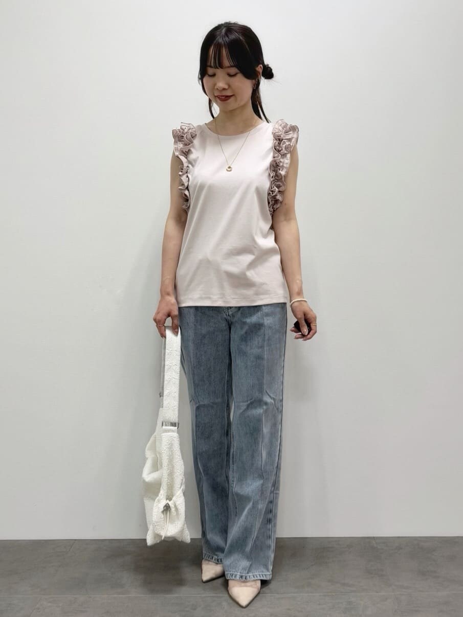 ベージュ系のTシャツ/カットソー、ブルー系のその他パンツ、ホワイト系のショルダーバッグを着用したレディースの夏コーディネートの7枚目の写真