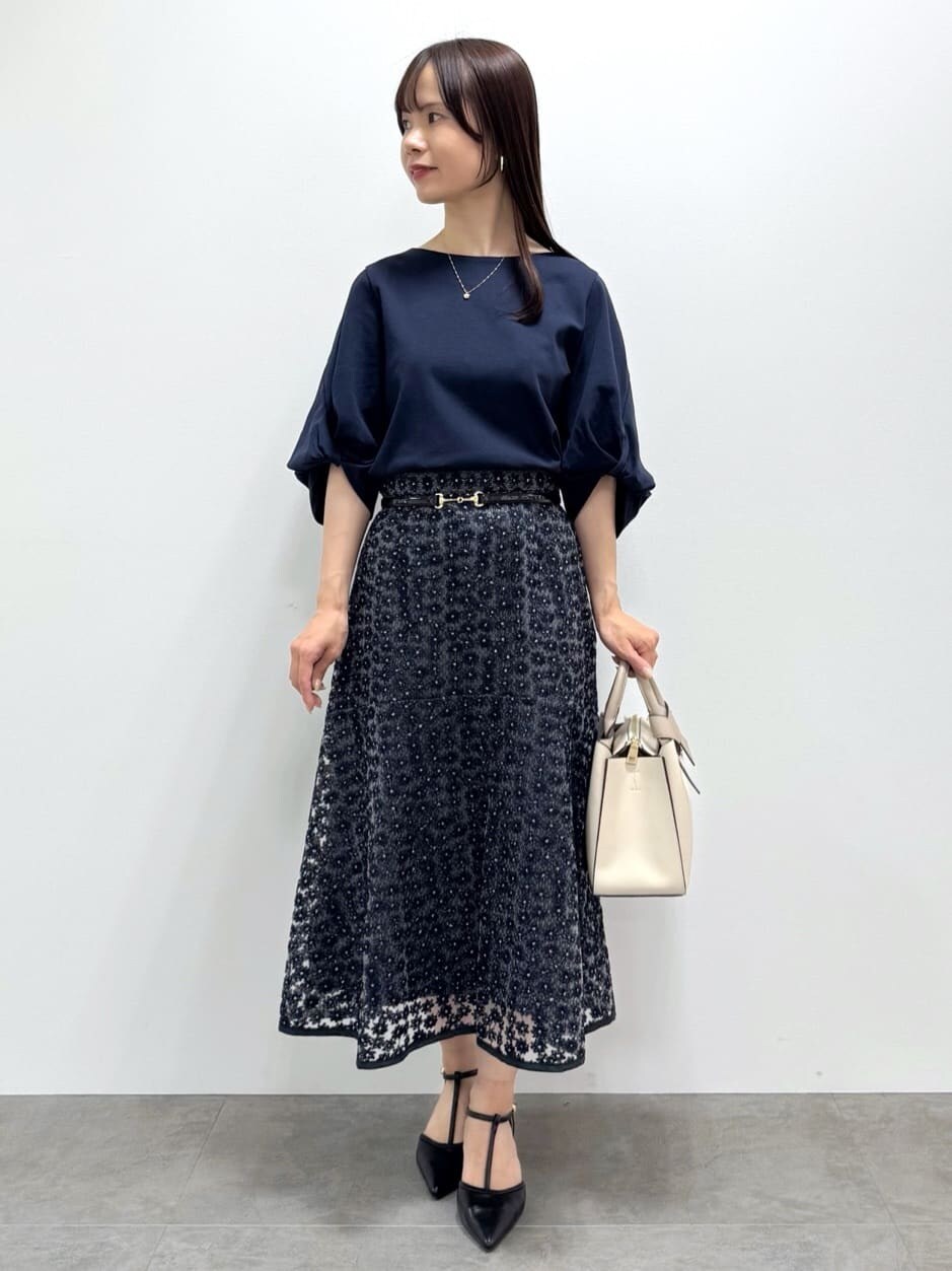 ブルー系のTシャツ/カットソー、ブルー系のスカート、ホワイト系のトートバッグを着用したレディースの秋コーディネートの9枚目の写真