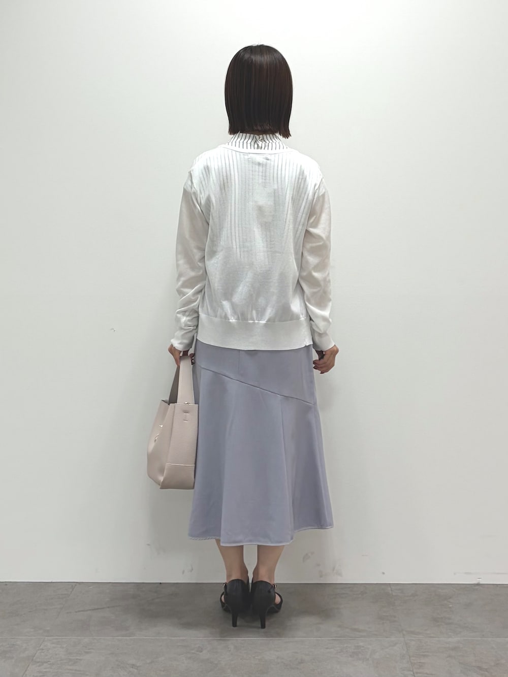 ホワイト系のカーディガン/ボレロ、ベージュ系のシャツ/ブラウス、グレー系のスカートを着用したレディースの夏コーディネートの3枚目の写真