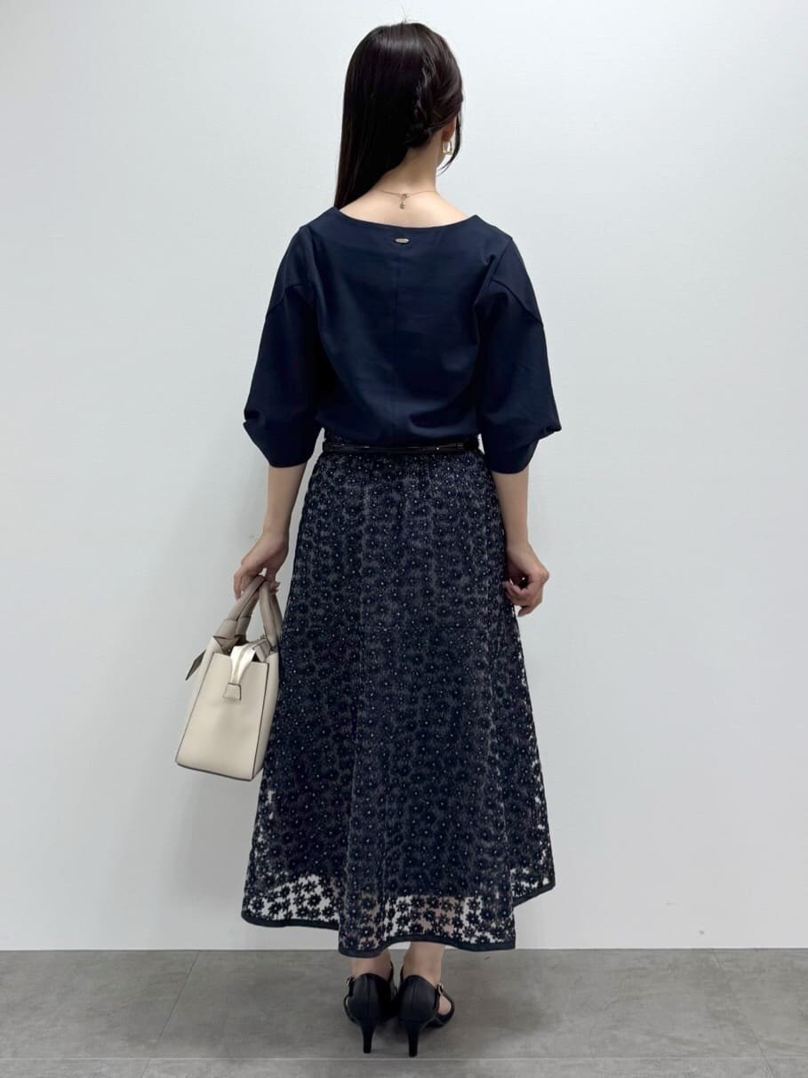 ブルー系のTシャツ/カットソー、ブルー系のスカート、ホワイト系のトートバッグを着用したレディースの秋コーディネートの3枚目の写真