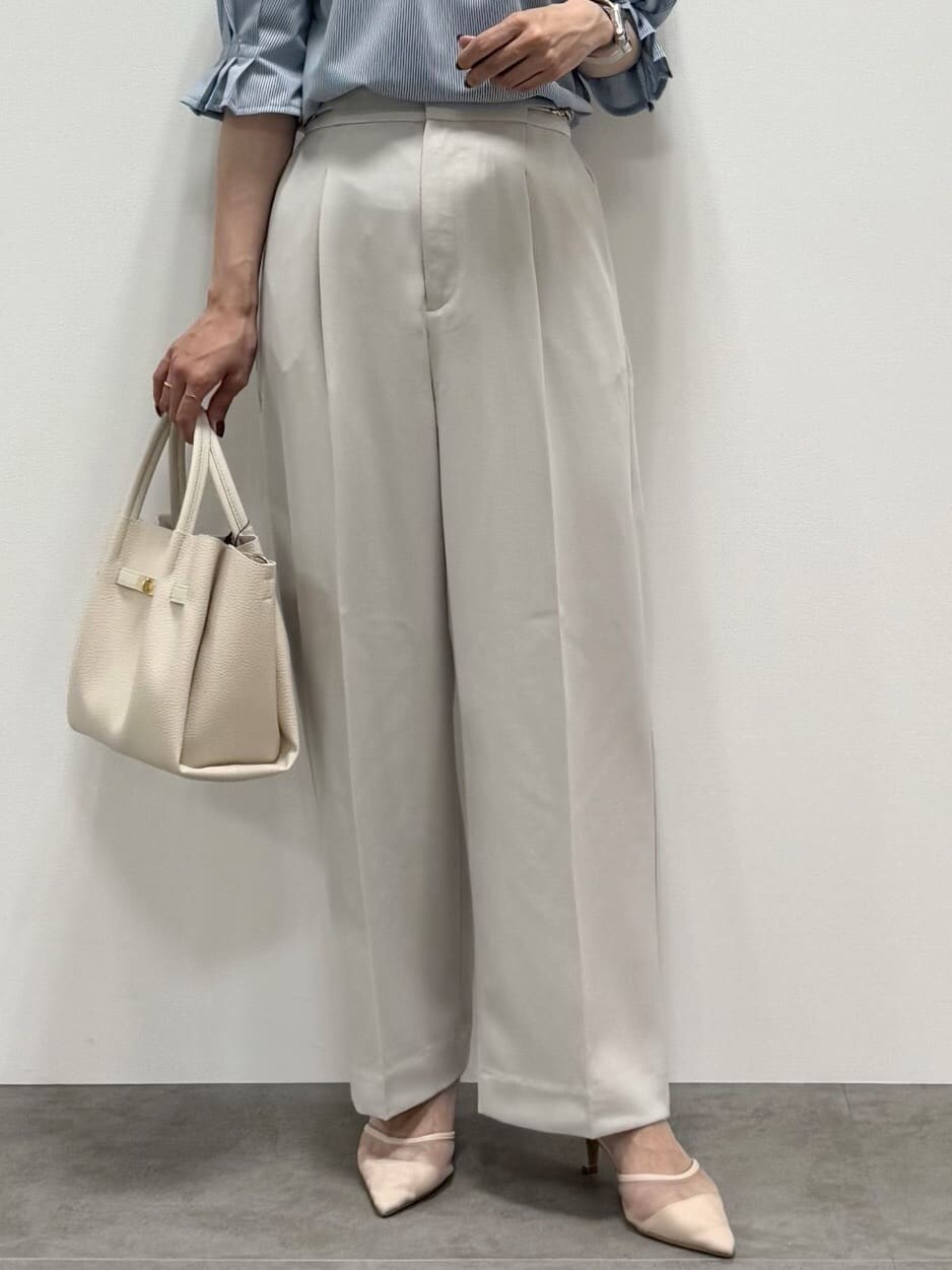 ブルー系のカーディガン/ボレロ、ブルー系のTシャツ/カットソー、ベージュ系のその他パンツを着用したレディースの夏コーディネートの6枚目の写真