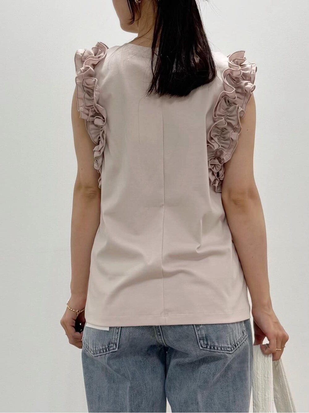 ベージュ系のTシャツ/カットソー、ブルー系のその他パンツ、ホワイト系のショルダーバッグを着用したレディースの夏コーディネートの6枚目の写真