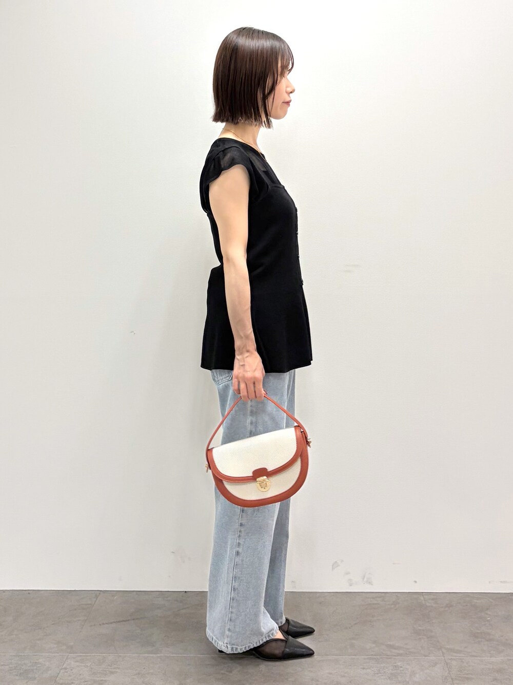 ブラック系のタンクトップ、ブルー系のその他パンツ、レッド系のショルダーバッグを着用したレディースの夏コーディネートの4枚目の写真