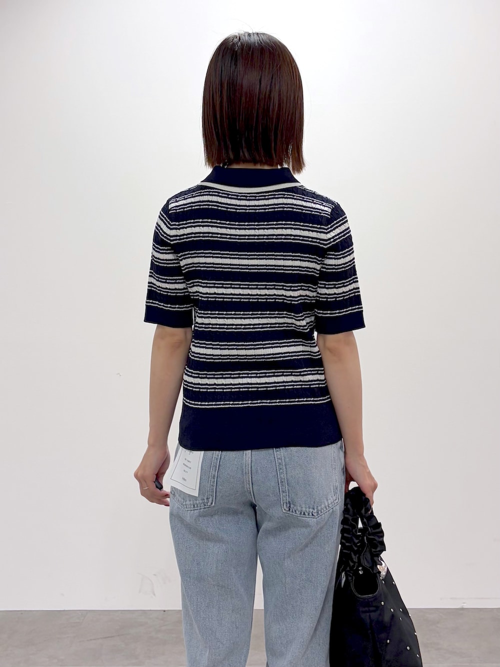 ブルー系のニット/セーター、ブルー系のその他パンツ、ブラック系のショルダーバッグを着用したレディースの夏コーディネートの7枚目の写真