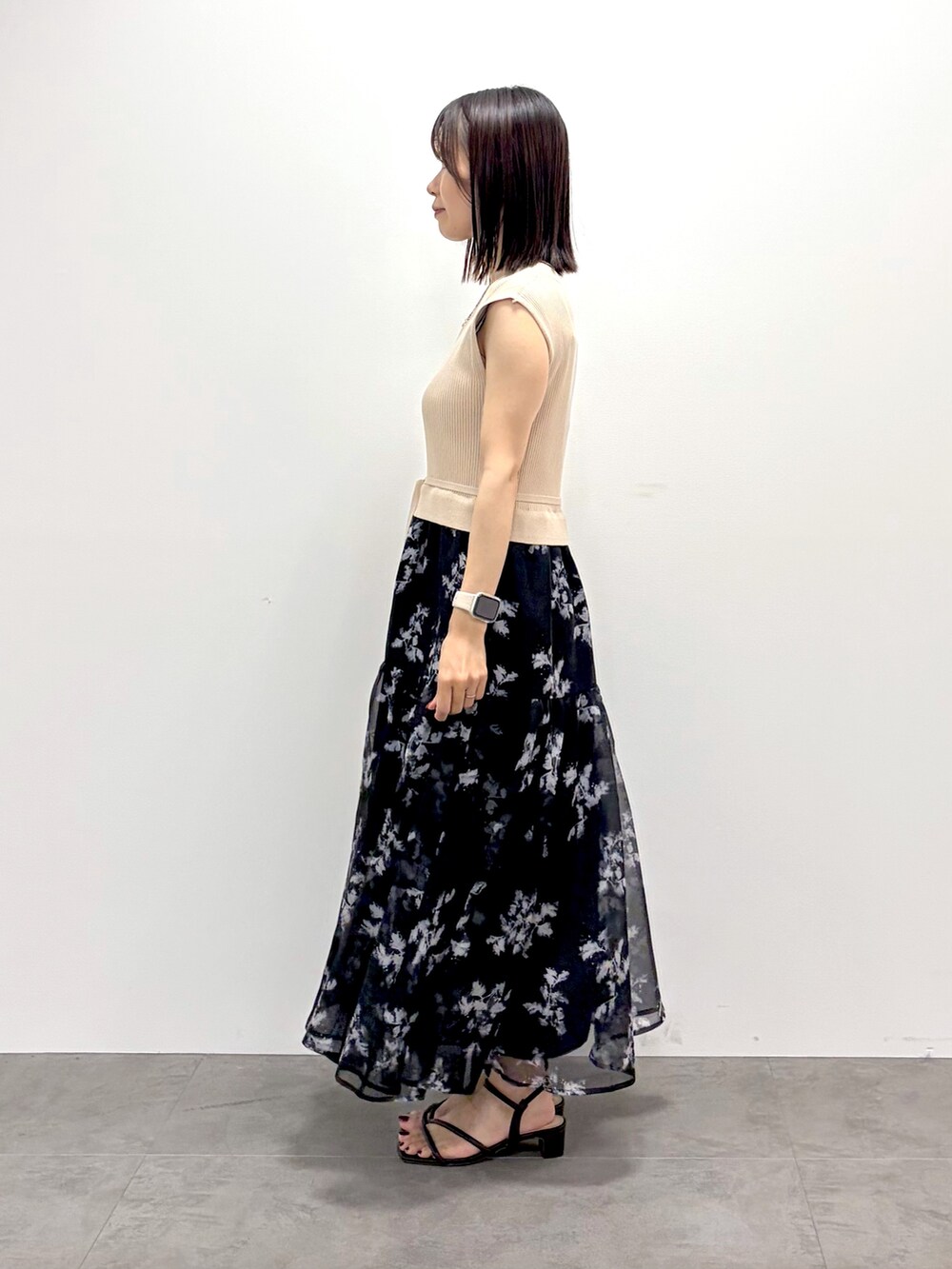 ベージュ系のトートバッグ、ブラウン系のサンダル、ゴールド系のネックレスを着用したレディースの夏コーディネートの4枚目の写真