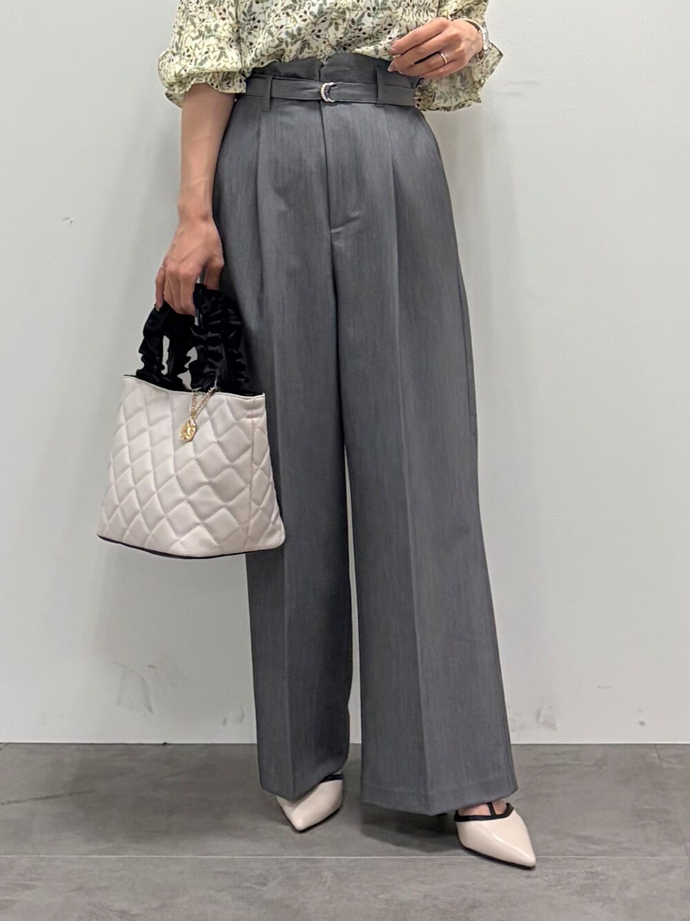 ベージュ系のシャツ/ブラウス、グレー系のその他パンツ、ホワイト系のショルダーバッグを着用したレディースの秋コーディネートの5枚目の写真