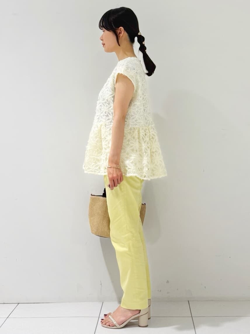 ホワイト系のシャツ/ブラウス、イエロー系のその他パンツ、ブラック系のトートバッグを着用したレディースの春コーディネートの3枚目の写真