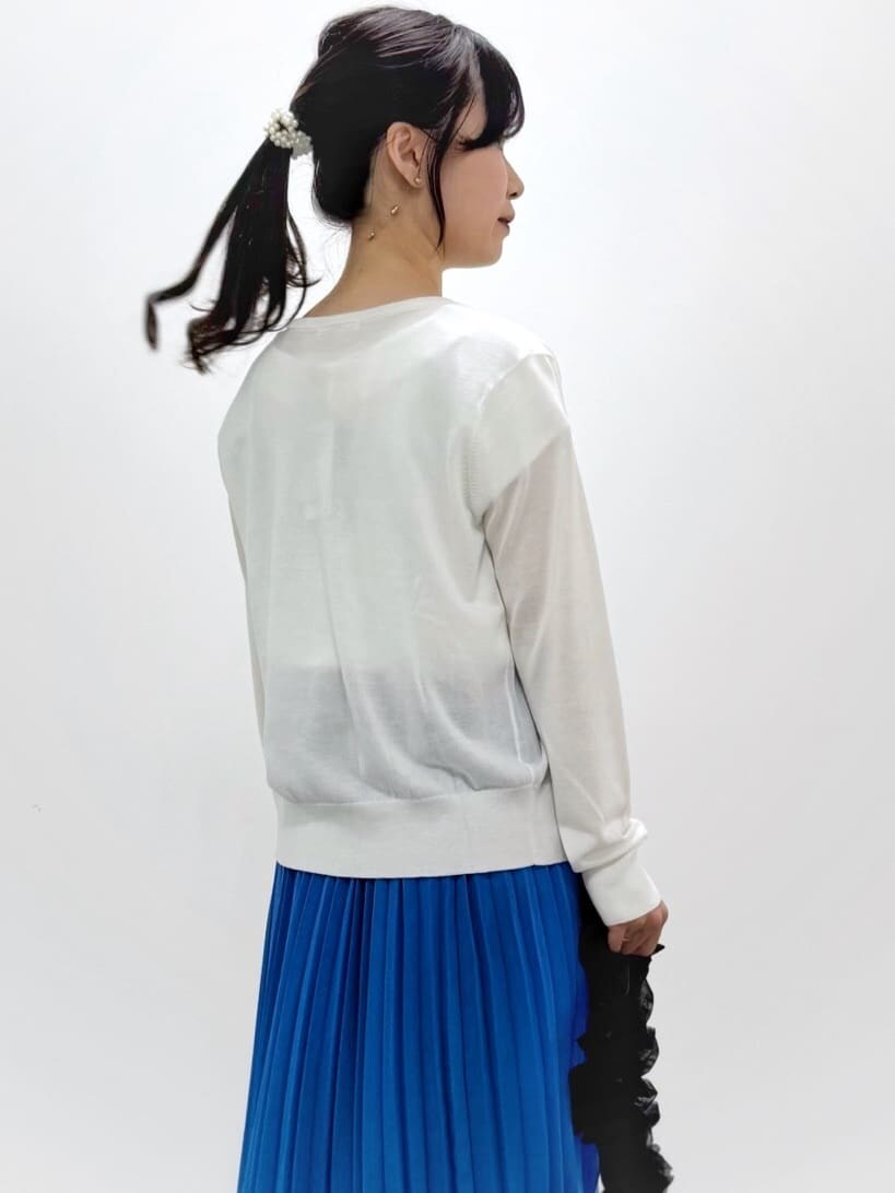 ホワイト系のTシャツ/カットソー、ブルー系のスカート、ベージュ系のトートバッグを着用したレディースの春コーディネートの8枚目の写真