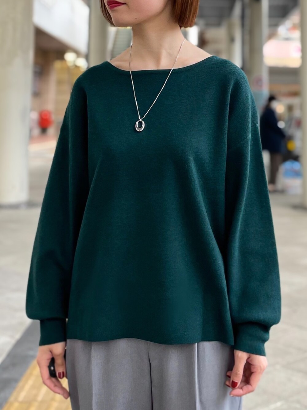 ブラック系のその他アウター、グリーン系のニット/セーター、グレー系のその他パンツを着用したレディースの冬コーディネートの5枚目の写真