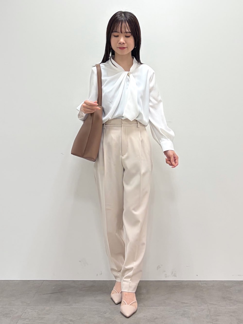 ベージュ系のスカート、ベージュ系のノーカラージャケット、ベージュ系のパンプスを着用したレディースの春コーディネートの8枚目の写真