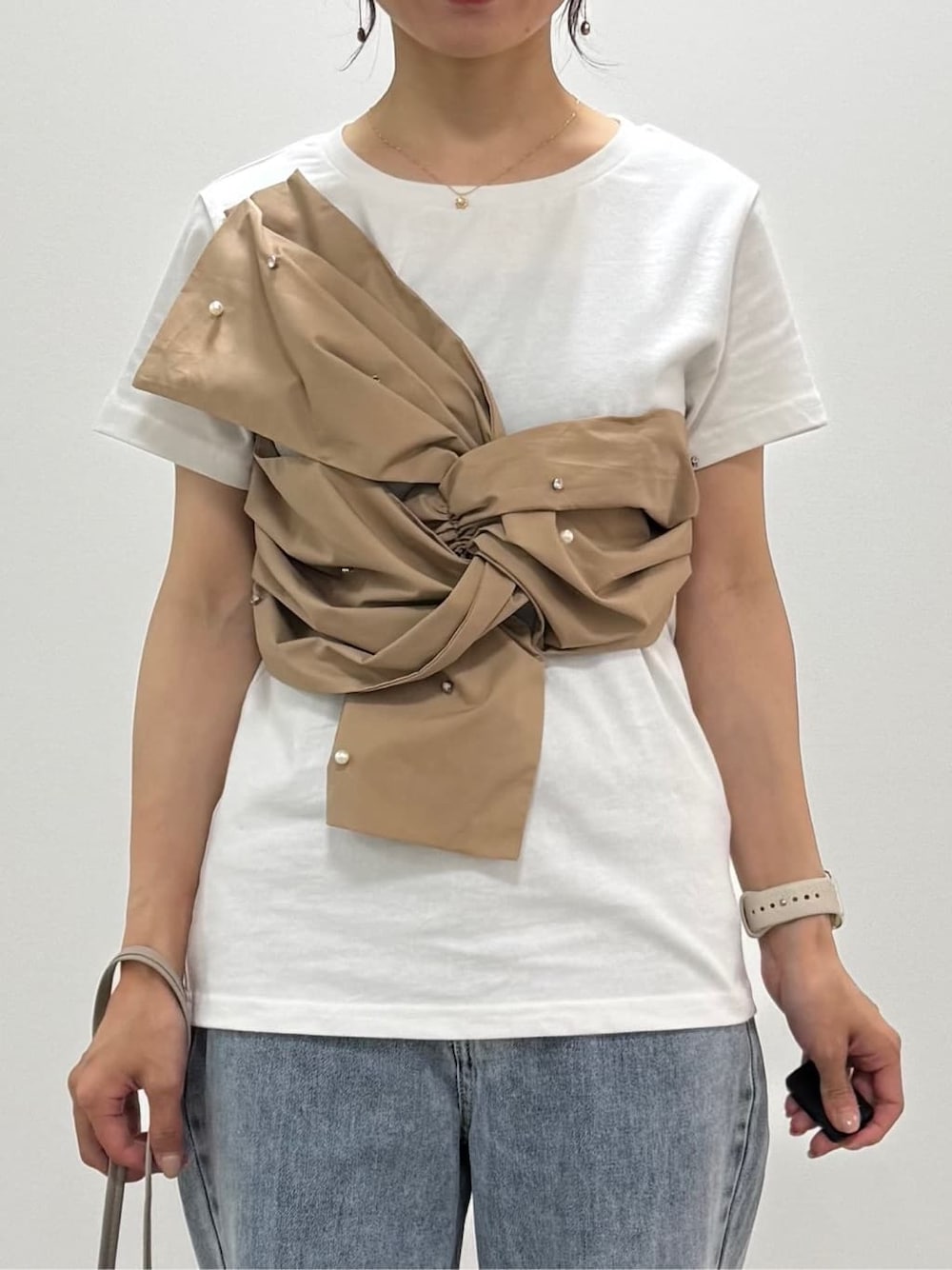 ホワイト系のTシャツ/カットソー、ブルー系のその他パンツ、ベージュ系のショルダーバッグを着用したレディースの夏コーディネートの2枚目の写真