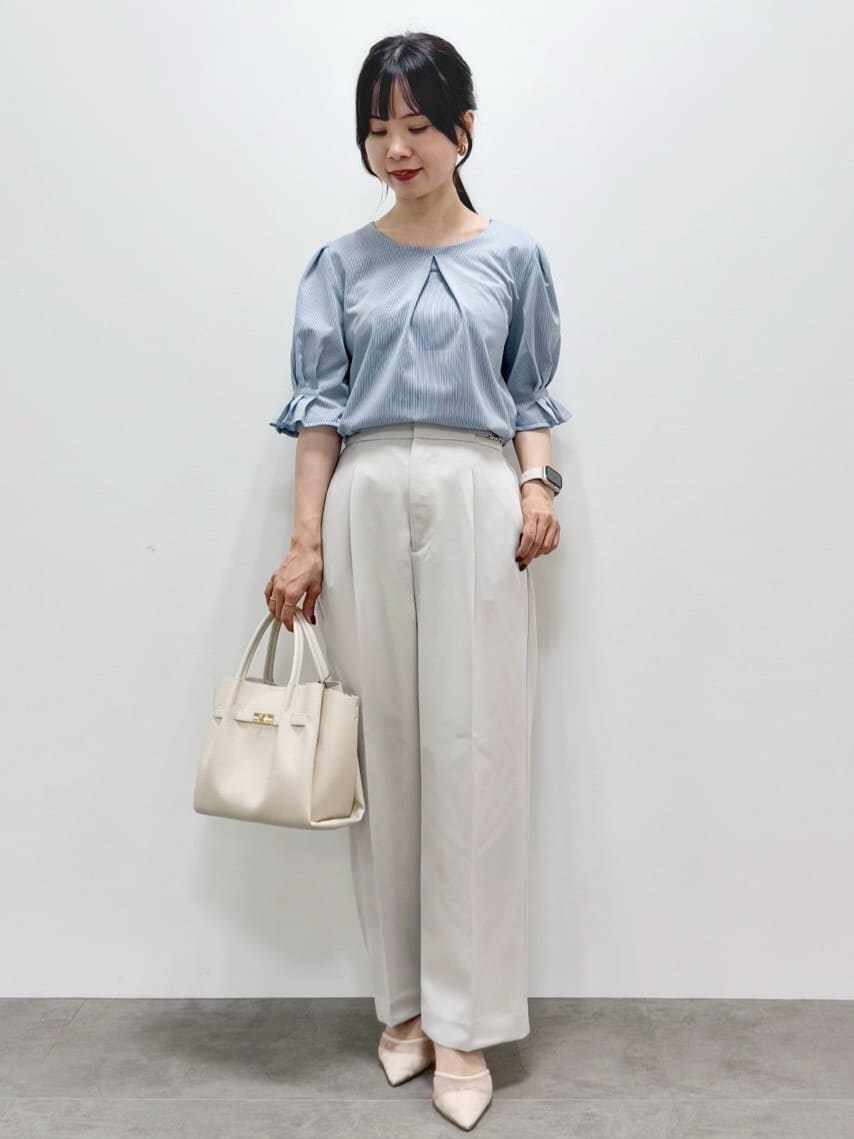ブルー系のカーディガン/ボレロ、ブルー系のTシャツ/カットソー、ベージュ系のその他パンツを着用したレディースの夏コーディネートの10枚目の写真