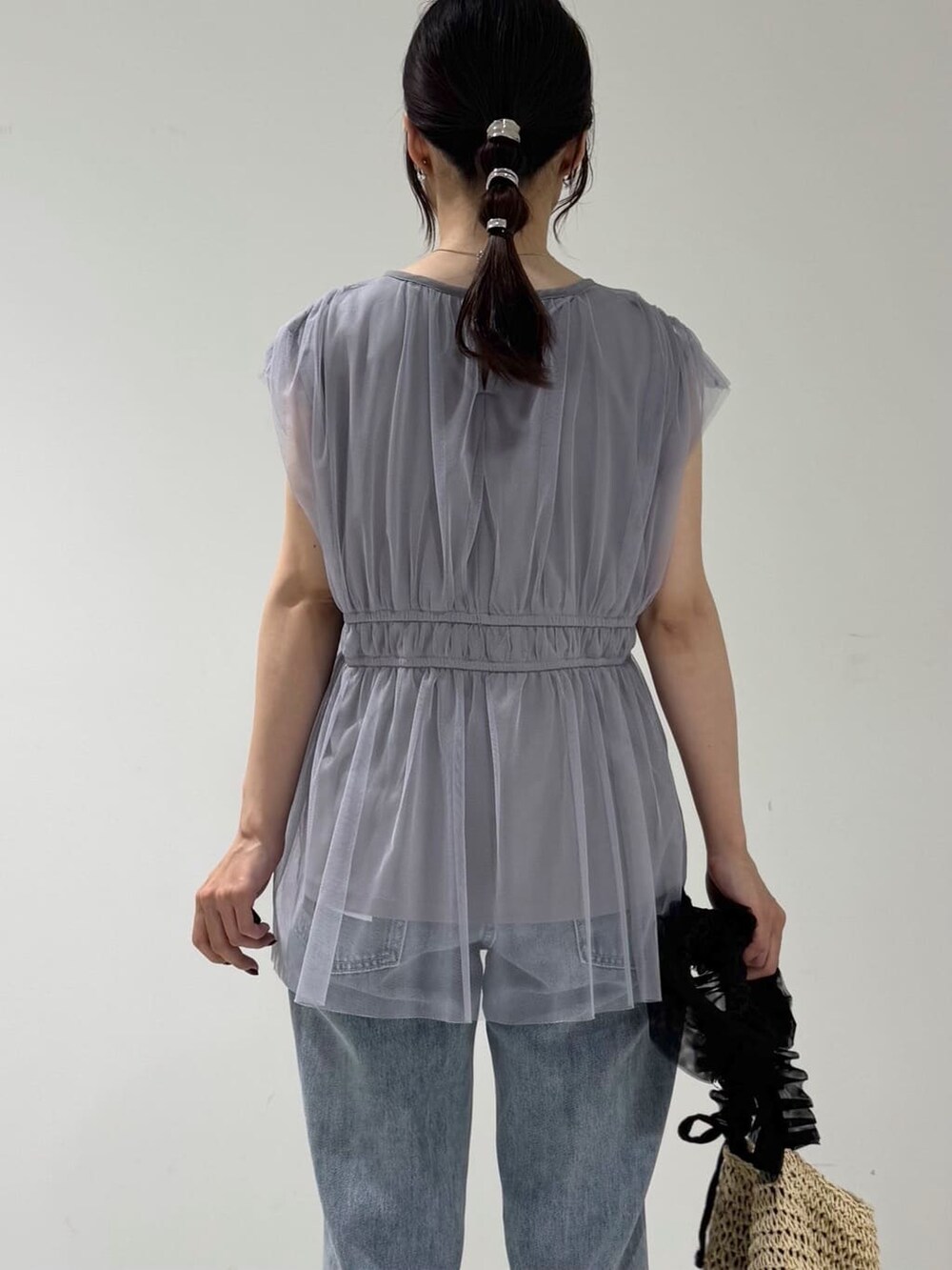ブルー系のシャツ/ブラウス、ブルー系のその他パンツ、ベージュ系のトートバッグを着用したレディースの夏コーディネートの5枚目の写真
