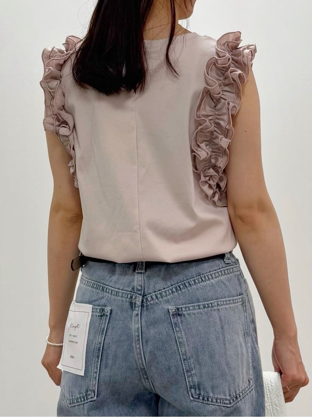 ベージュ系のTシャツ/カットソー、ブルー系のその他パンツ、ホワイト系のショルダーバッグを着用したレディースの夏コーディネートの4枚目の写真