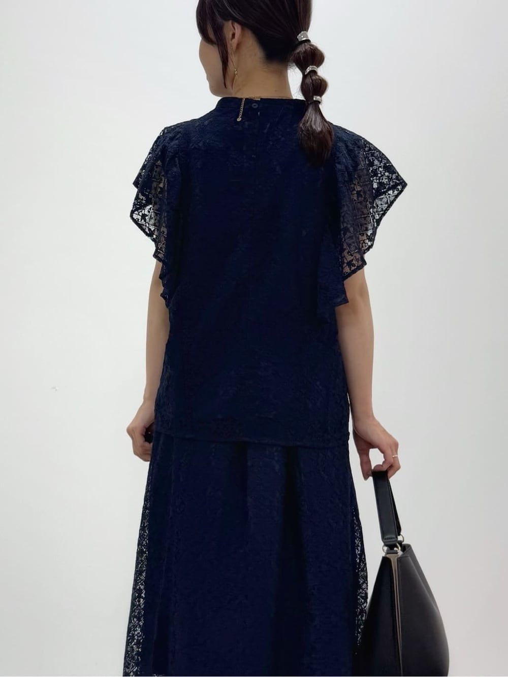 ブルー系のシャツ/ブラウス、ブルー系のスカート、ブラック系のショルダーバッグを着用したレディースの夏コーディネートの7枚目の写真