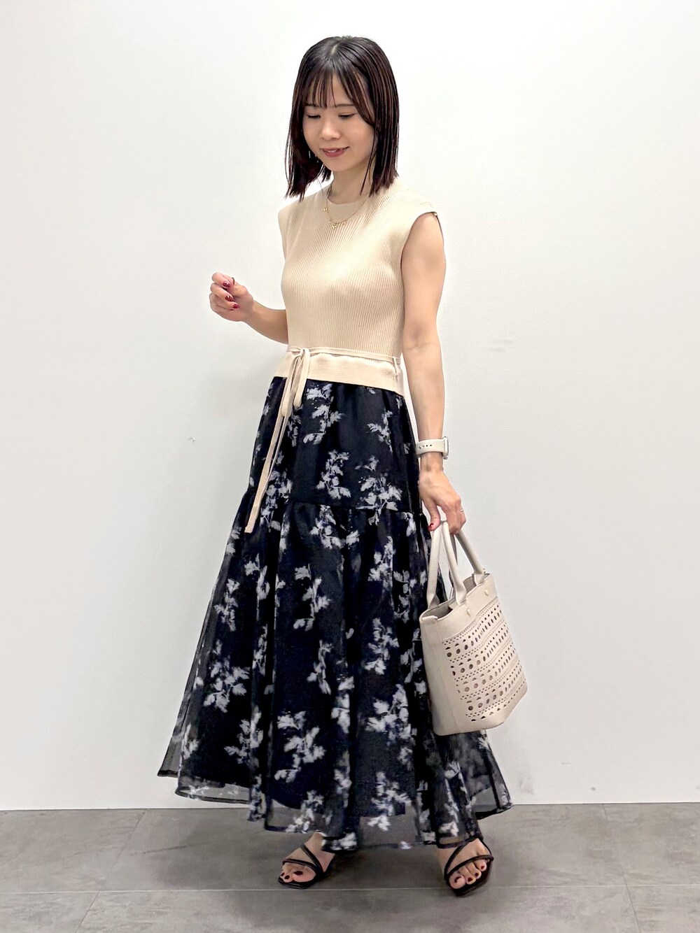 ベージュ系のトートバッグ、ブラウン系のサンダル、ゴールド系のネックレスを着用したレディースの夏コーディネートの9枚目の写真