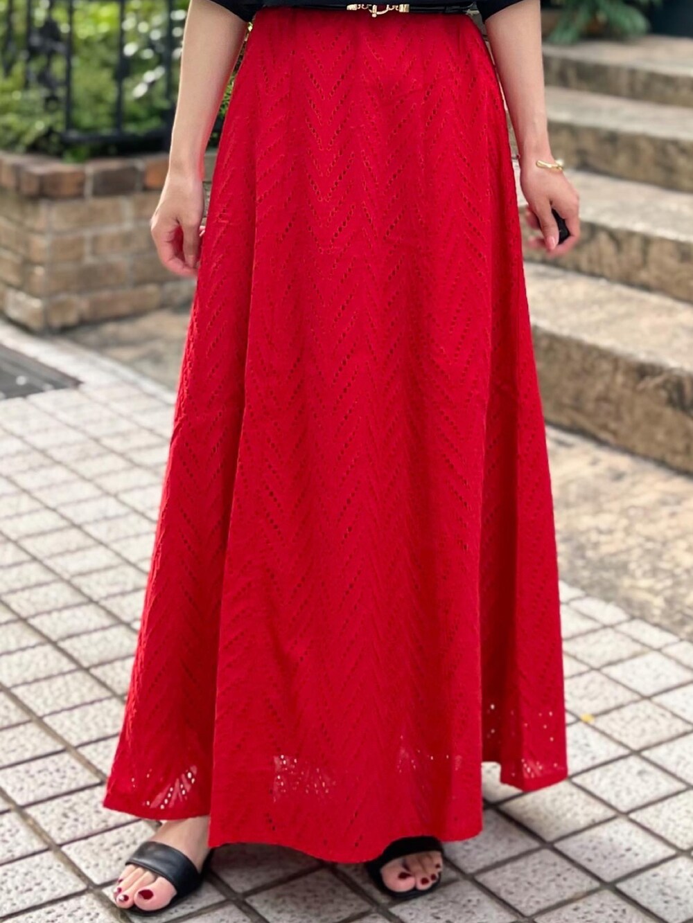 レッド系のスカート、ブラック系のシャツ/ブラウス、ブラック系のショルダーバッグを着用したレディースの夏コーディネートの5枚目の写真