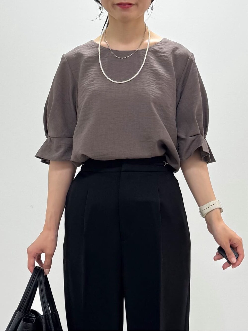 ブラウン系のシャツ/ブラウス、ブラック系のその他パンツ、ブラック系のパンプスを着用したレディースの夏コーディネートの6枚目の写真