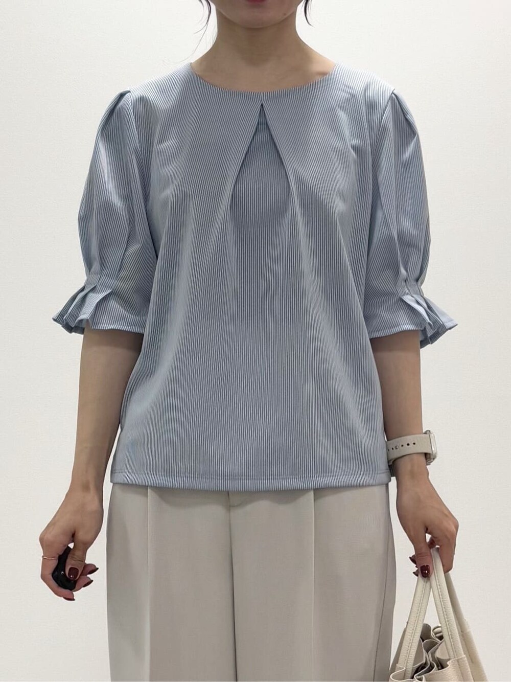 ブルー系のカーディガン/ボレロ、ブルー系のTシャツ/カットソー、ベージュ系のその他パンツを着用したレディースの夏コーディネートの8枚目の写真