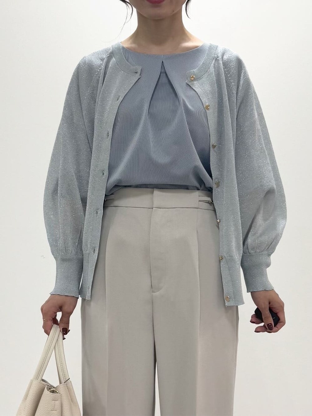 ブルー系のカーディガン/ボレロ、ブルー系のTシャツ/カットソー、ベージュ系のその他パンツを着用したレディースの夏コーディネートの2枚目の写真