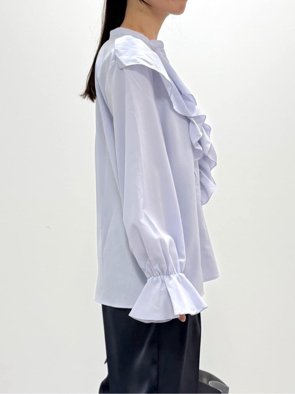 ブルー系のシャツ/ブラウス、グレー系のその他パンツ、グレー系のトートバッグを着用したレディースの秋コーディネートの4枚目の写真