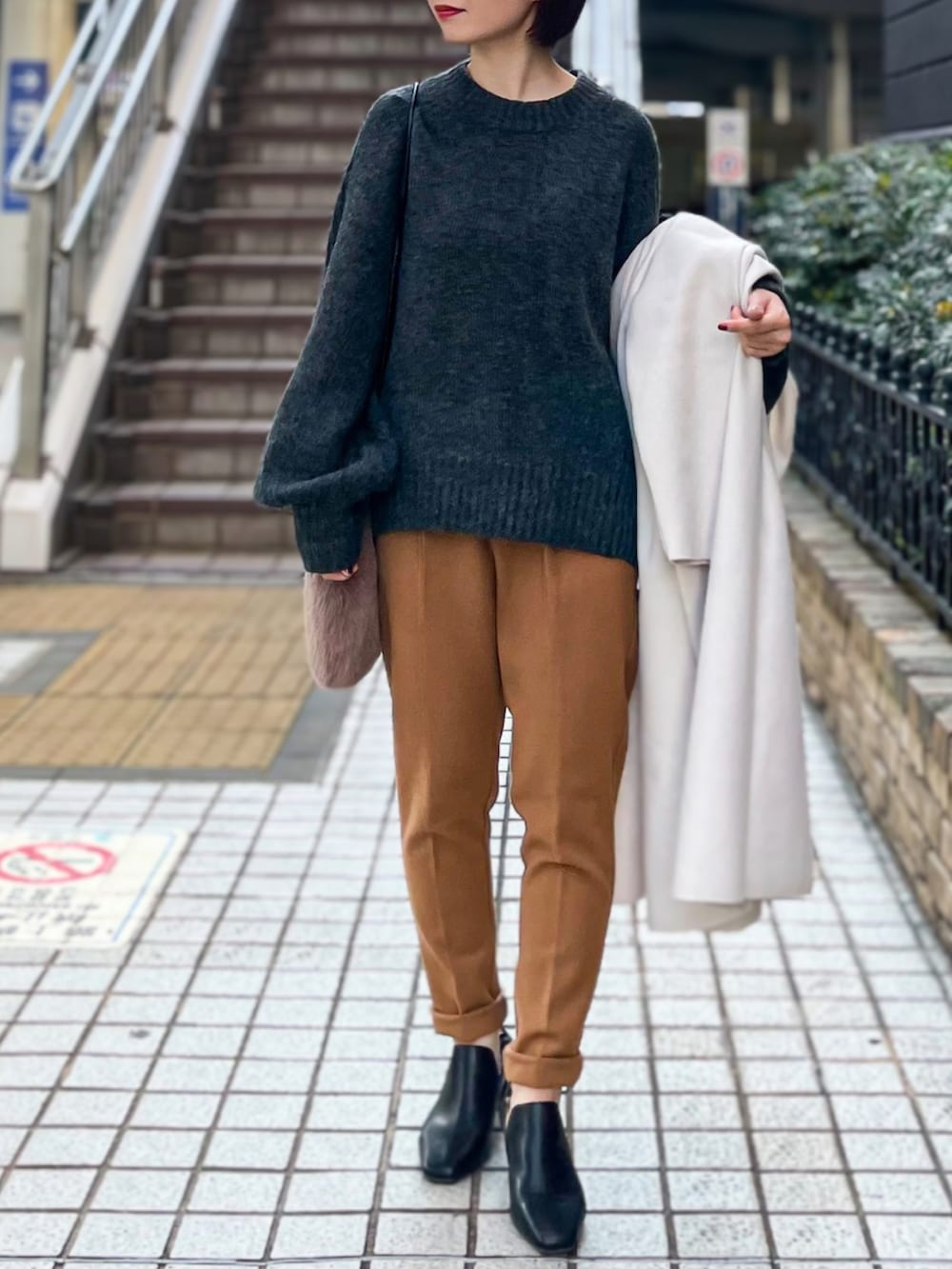 ブラウン系のその他パンツ、グレー系のニット/セーター、ホワイト系のカーディガン/ボレロを着用したレディースの冬コーディネートの3枚目の写真