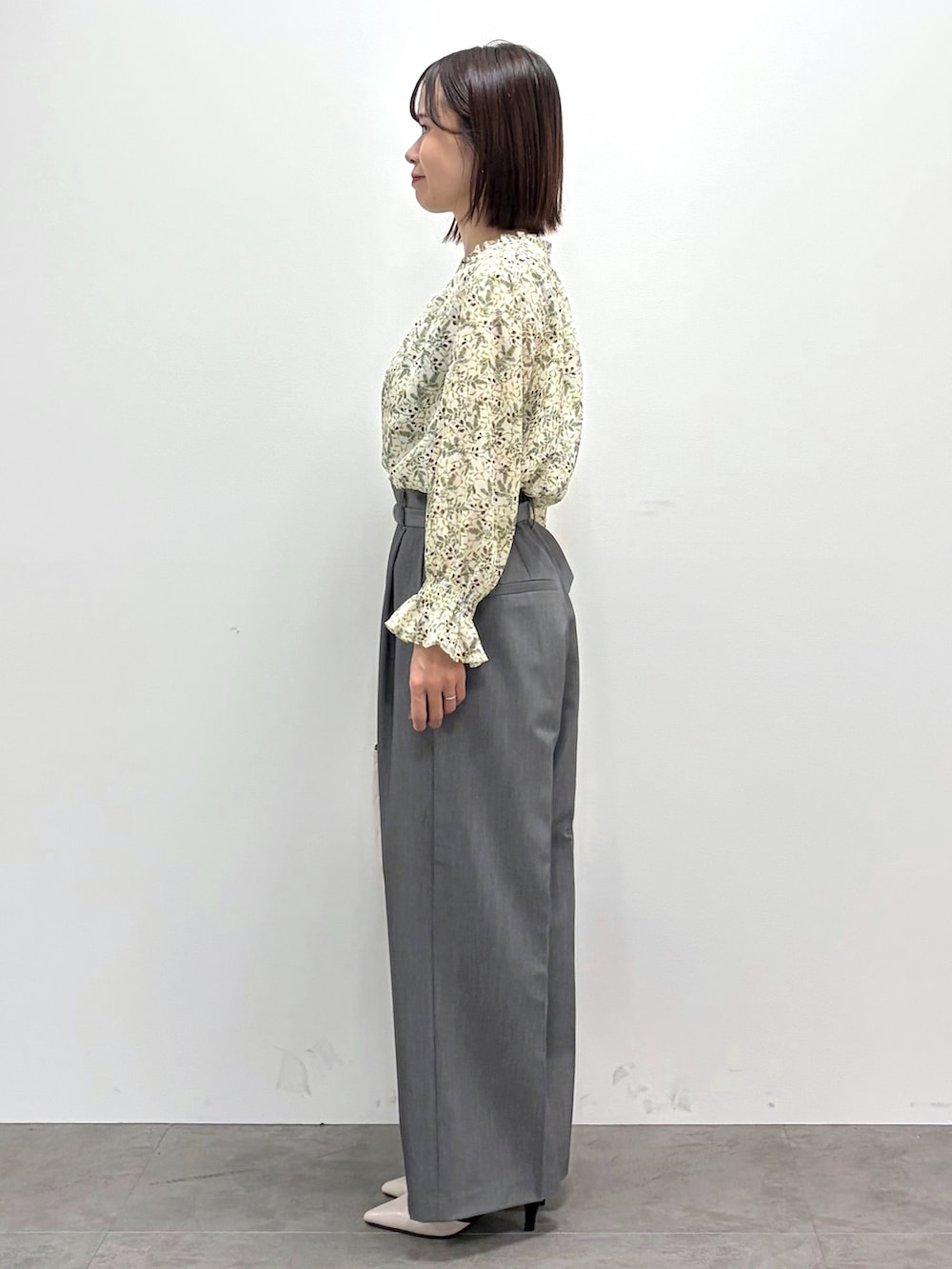 ベージュ系のシャツ/ブラウス、グレー系のその他パンツ、ホワイト系のショルダーバッグを着用したレディースの秋コーディネートの2枚目の写真