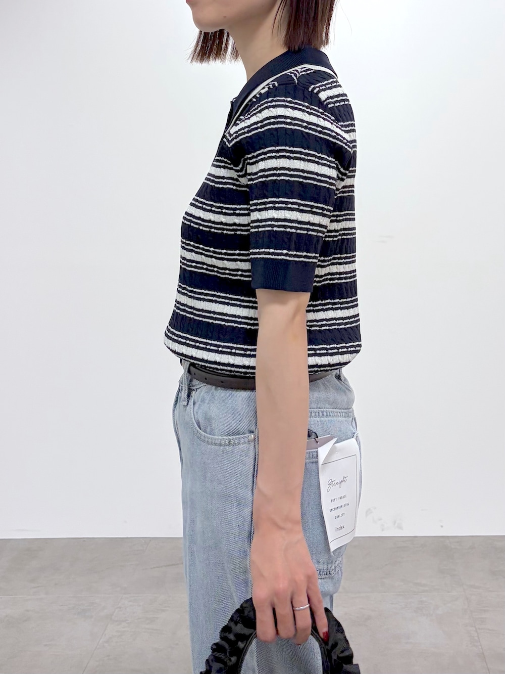 ブルー系のニット/セーター、ブルー系のその他パンツ、ブラック系のショルダーバッグを着用したレディースの夏コーディネートの5枚目の写真