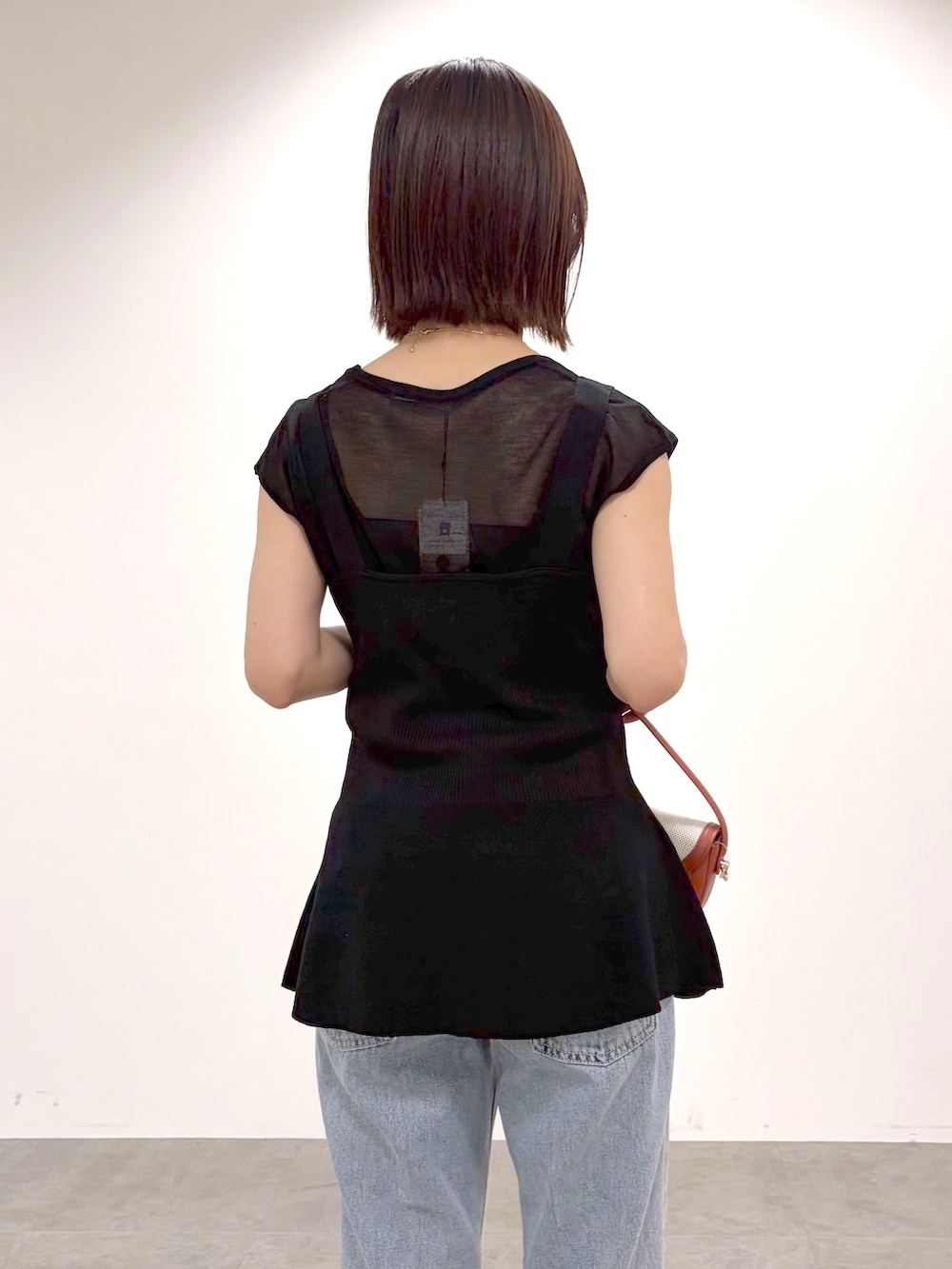ブラック系のタンクトップ、ブルー系のその他パンツ、レッド系のショルダーバッグを着用したレディースの夏コーディネートの7枚目の写真