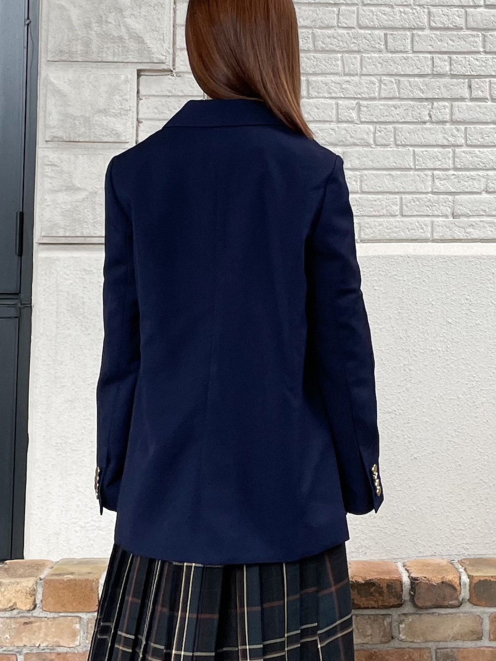 ブルー系のテーラードジャケット、ブルー系のシャツ/ブラウス、ブルー系のスカートを着用したレディースの冬コーディネートの3枚目の写真