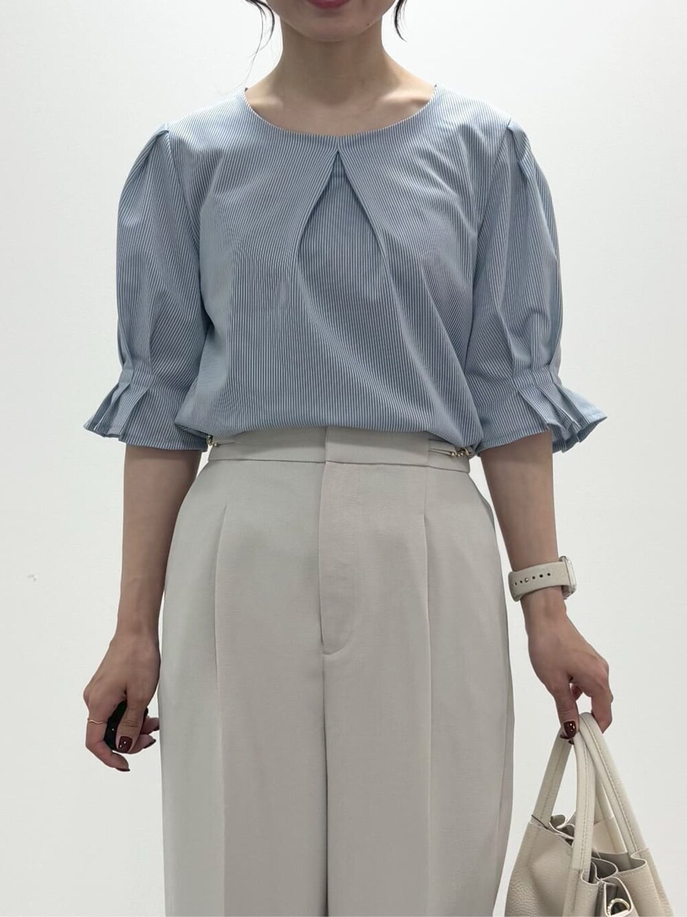 ブルー系のカーディガン/ボレロ、ブルー系のTシャツ/カットソー、ベージュ系のその他パンツを着用したレディースの夏コーディネートの7枚目の写真