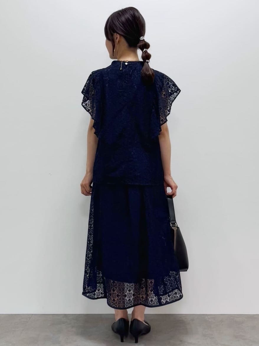 ブルー系のシャツ/ブラウス、ブルー系のスカート、ブラック系のショルダーバッグを着用したレディースの夏コーディネートの6枚目の写真