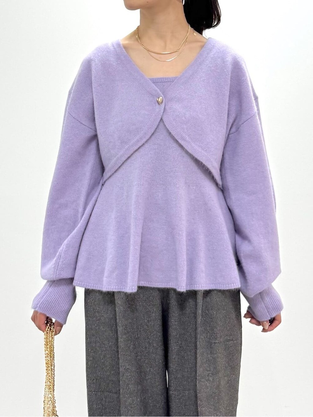 パープル系のカーディガン/ボレロ、パープル系のタンクトップ、グレー系のその他パンツを着用したレディースの秋コーディネートの3枚目の写真