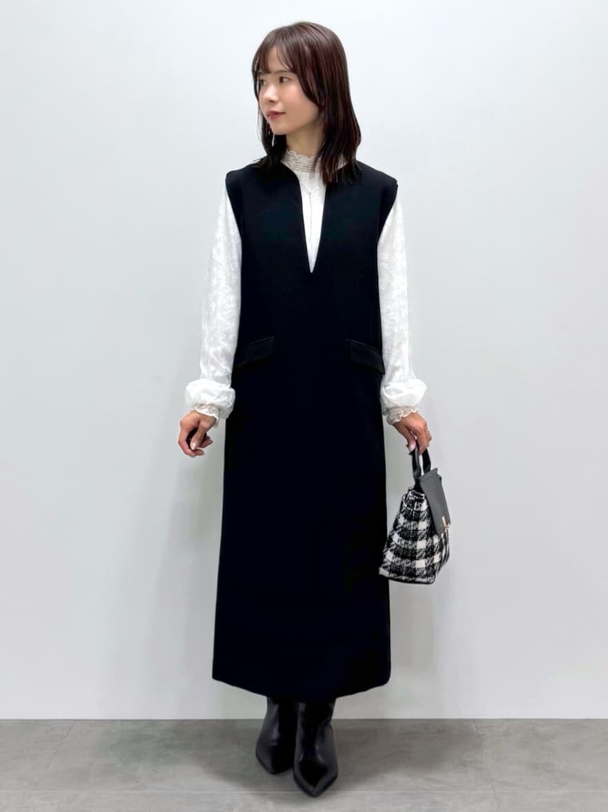 ブラック系のワンピース、ホワイト系のシャツ/ブラウス、ブラック系のハンドバッグを着用したレディースの冬コーディネートの7枚目の写真