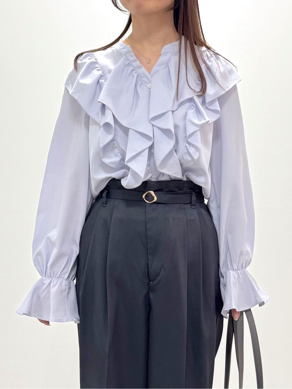 ブルー系のシャツ/ブラウス、グレー系のその他パンツ、グレー系のトートバッグを着用したレディースの秋コーディネートの2枚目の写真