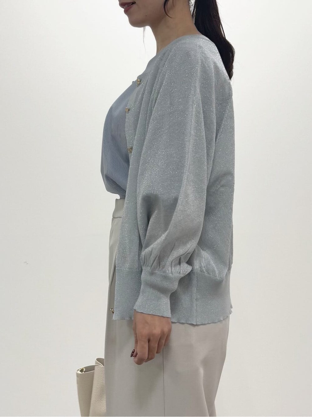 ブルー系のカーディガン/ボレロ、ブルー系のTシャツ/カットソー、ベージュ系のその他パンツを着用したレディースの夏コーディネートの3枚目の写真