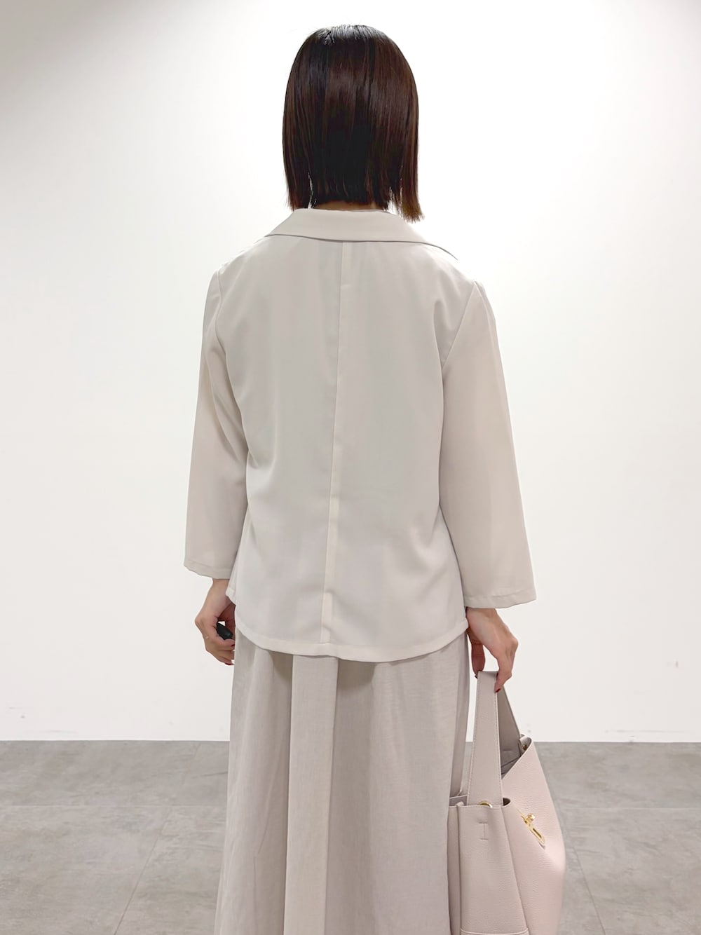 グレー系のトートバッグ、ベージュ系のパンプスを着用したレディースの夏コーディネートの8枚目の写真