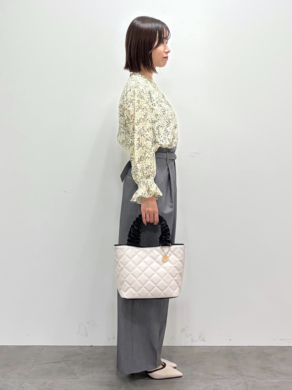 ベージュ系のシャツ/ブラウス、グレー系のその他パンツ、ホワイト系のショルダーバッグを着用したレディースの秋コーディネートの4枚目の写真