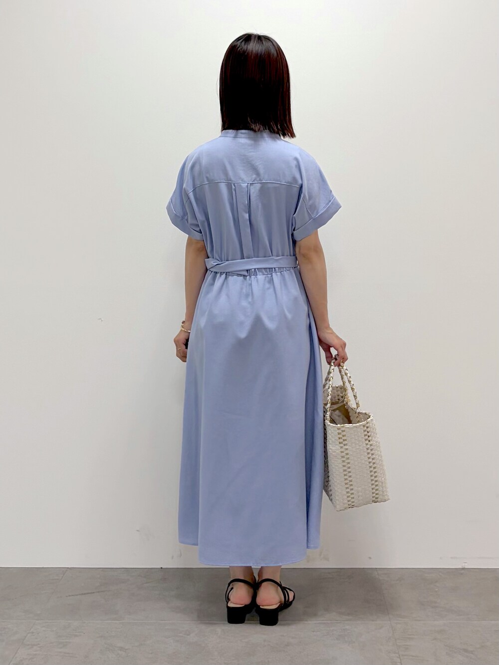 ホワイト系のカーディガン/ボレロ、ブルー系のワンピース、ホワイト系のトートバッグを着用したレディースの春コーディネートの3枚目の写真