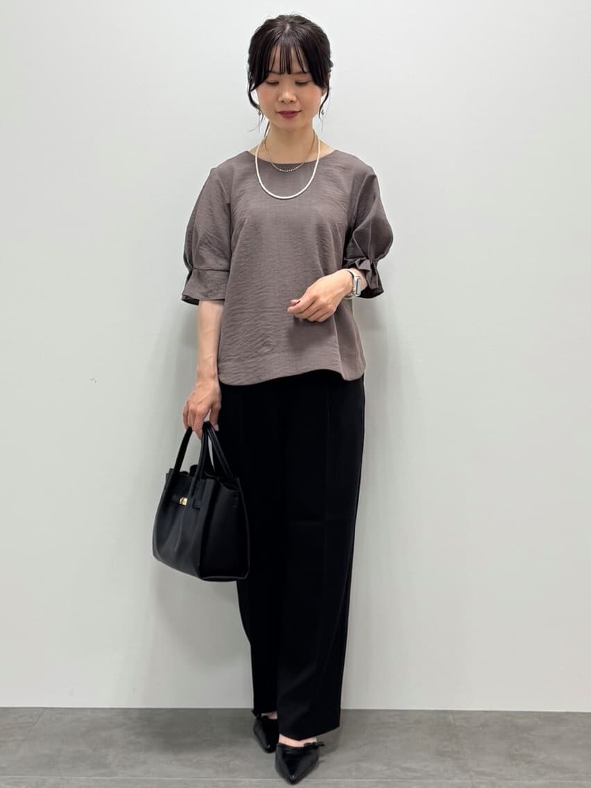 ブラウン系のシャツ/ブラウス、ブラック系のその他パンツ、ブラック系のパンプスを着用したレディースの夏コーディネートの2枚目の写真