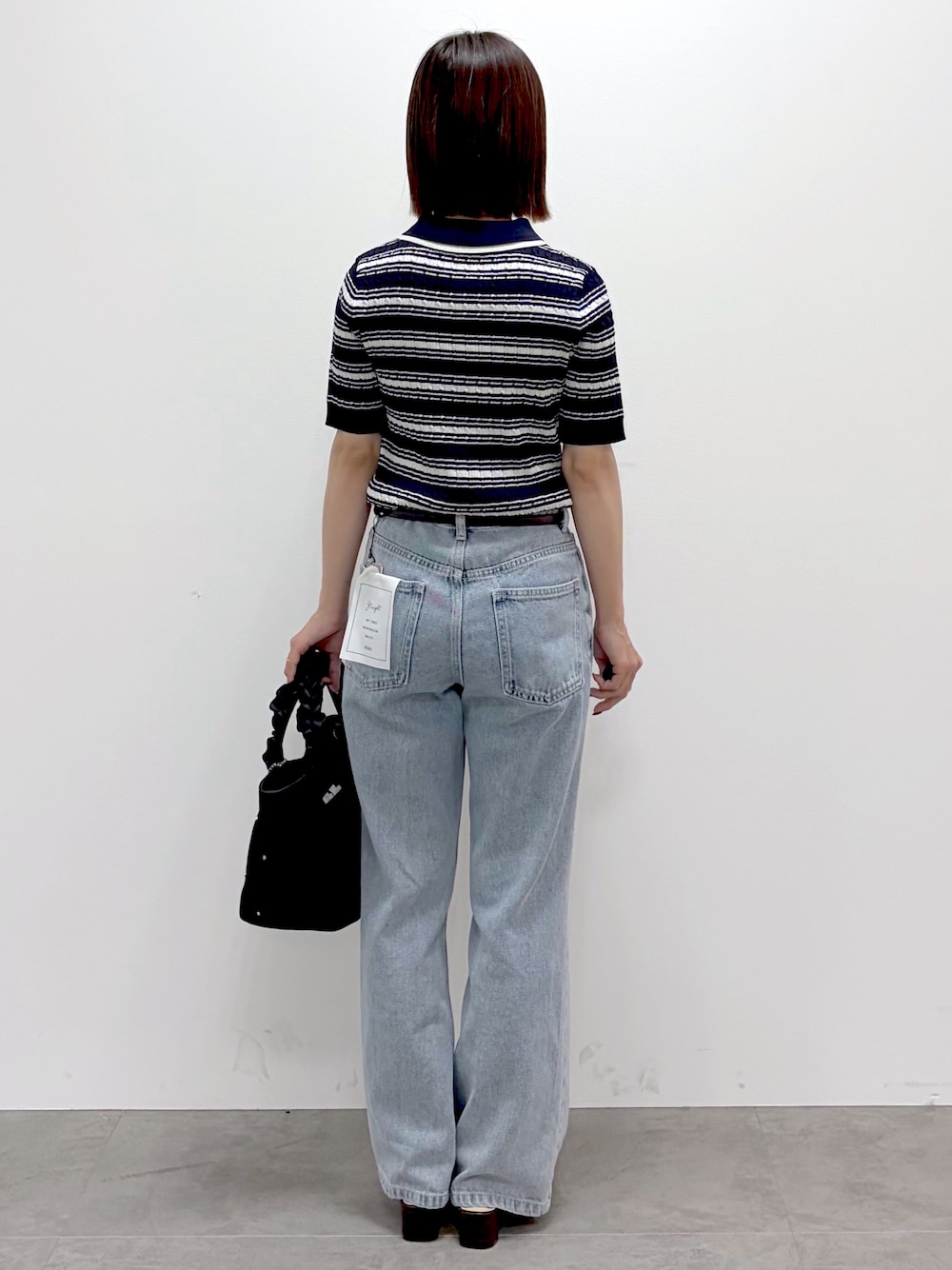 ブルー系のニット/セーター、ブルー系のその他パンツ、ブラック系のショルダーバッグを着用したレディースの夏コーディネートの2枚目の写真