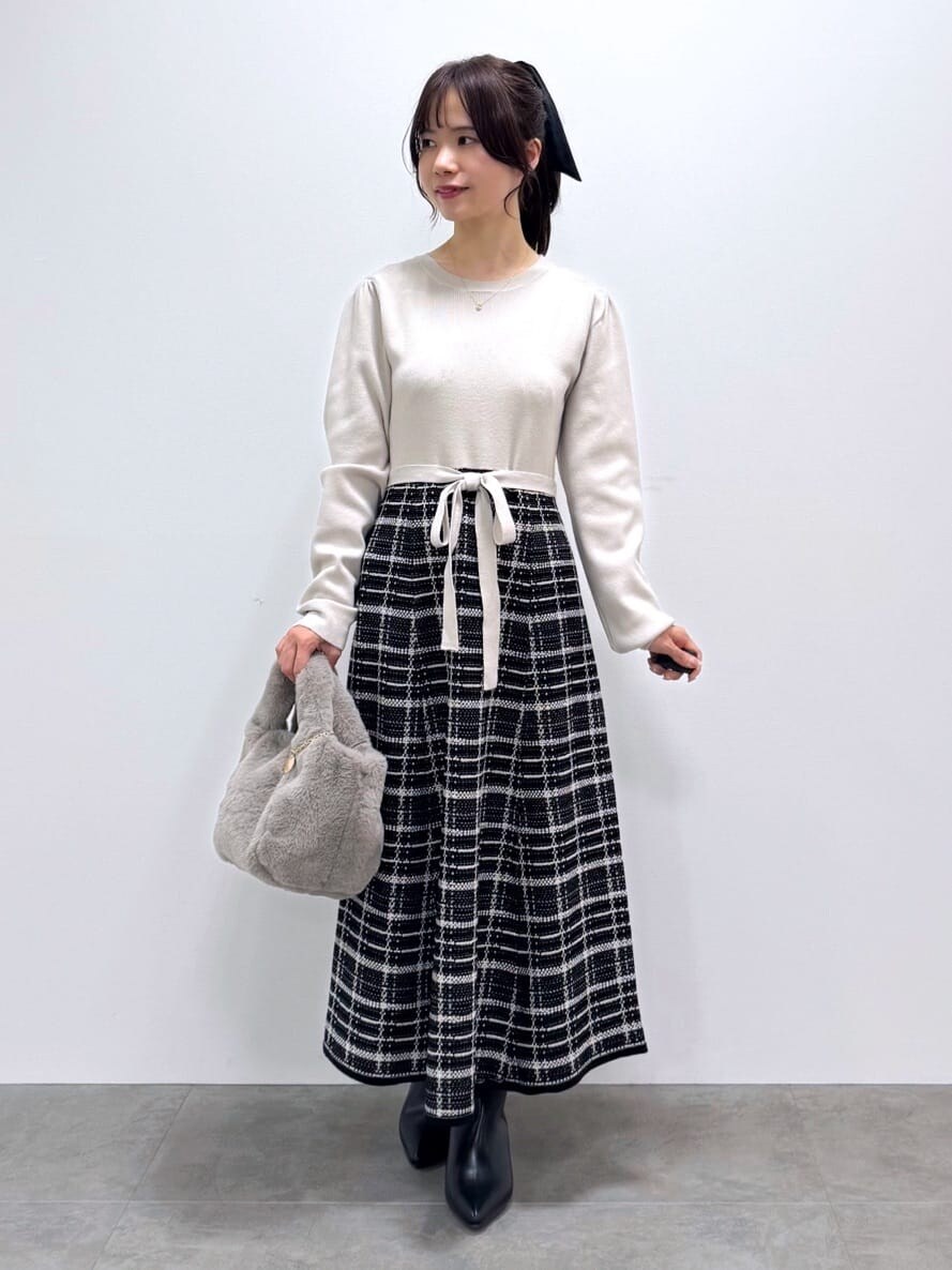 ベージュ系のワンピース、ブラウン系のトートバッグ、ブラック系のブーツを着用したレディースの冬コーディネートの6枚目の写真