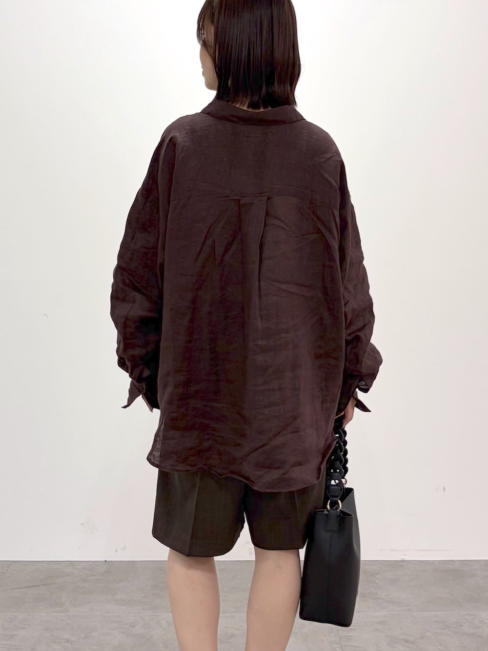 ブラウン系のシャツ/ブラウス、ブラウン系のその他パンツ、ブラック系のショルダーバッグを着用したレディースの春コーディネートの5枚目の写真